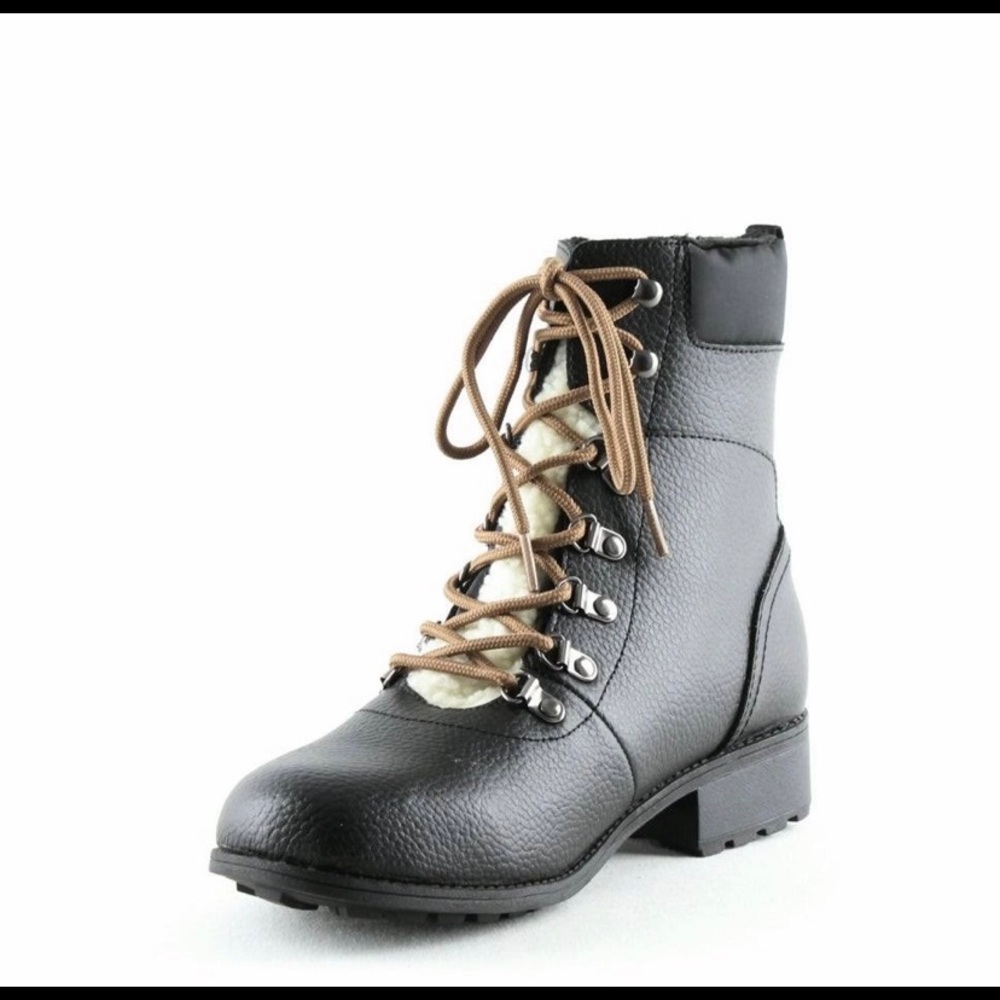 NEW Women’s black Eureka Waterproof cold-weather boots.